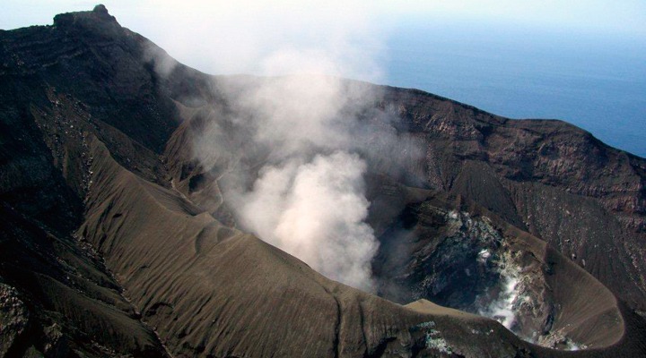 諏訪瀬島の噴火口